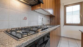 Fridge, oven, stovetop, coffee/tea maker