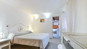 Una camera da letto con un letto, un comodino e vista sull'area pranzo.