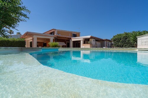 Villa piscina a due passi dal mare Near the Beach with Pool