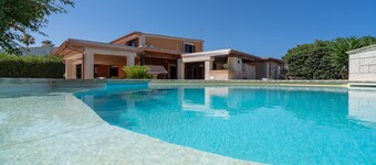Villa piscina a due passi dal mare Near the Beach with Pool