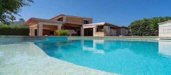 Villa piscina a due passi dal mare Near the Beach with Pool