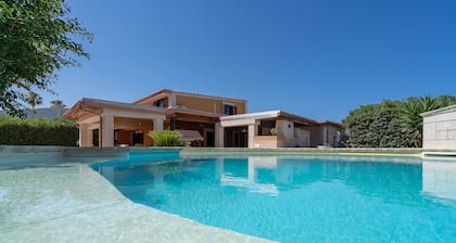 Villa piscina a due passi dal mare Near the Beach with Pool