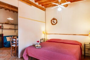 2 bedrooms, free WiFi, bed sheets - Agriturismo "La Cisterna" with Pool, Wi-Fi & Garden (Civitella Marittima)