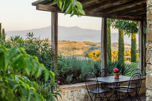 Agriturismo "La Cisterna" with Pool, Wi-Fi & Garden