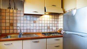 Fridge, stovetop, coffee/tea maker, electric kettle