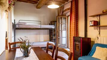 2 bedrooms, free WiFi, bed sheets