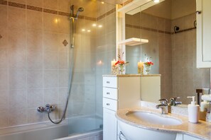 Dusche, Haartrockner, Handtücher