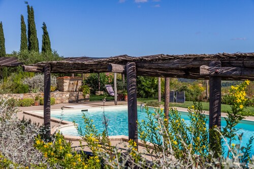 Agriturismo Il Cortile with Pool, Wi-Fi & Garden