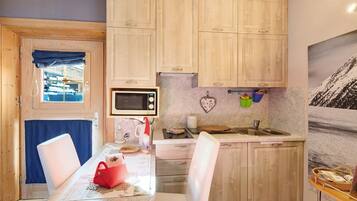 Fridge, microwave, stovetop, electric kettle