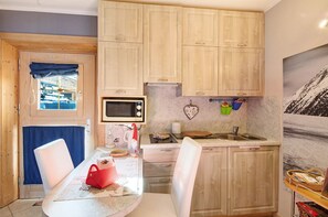 Fridge, microwave, stovetop, electric kettle