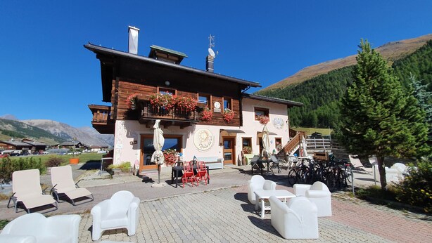 Ein Chalet mit Außenplätzen und Bergblick.