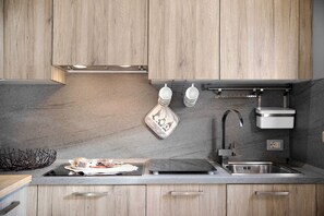 Kühlschrank, Mikrowelle, Herdplatte, Geschirrspüler