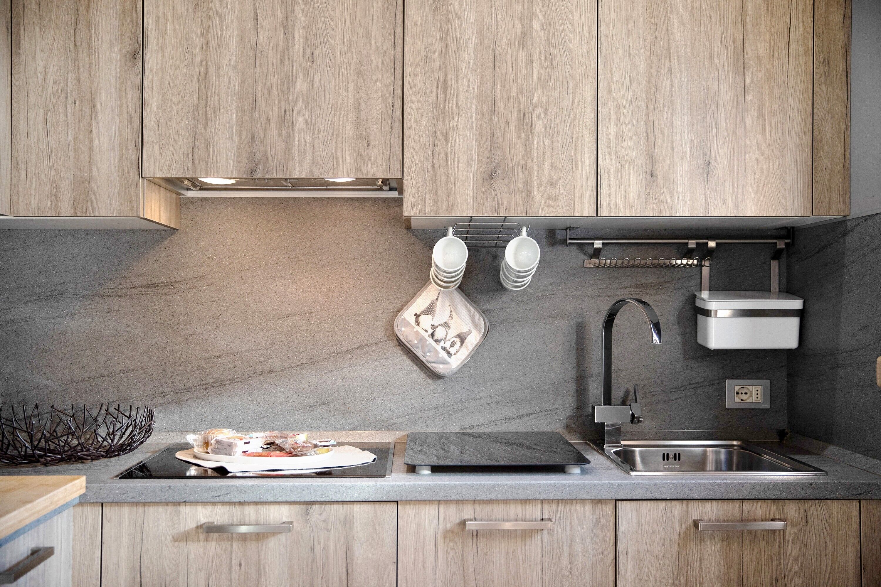 Réfrigérateur, micro-ondes, plaque de cuisson, lave-vaisselle