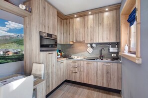 Jääkaappi, mikroaaltouuni, liesi, astianpesukone