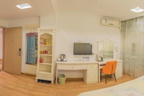 Una habitación con escritorio, silla, armario y cama.
