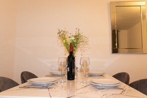 Appartement, 1 grand lit et 1 canapé-lit | Cuisine privée | Réfrigérateur, four à micro-ondes, un four, surface de cuisson