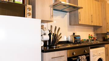 Huoneisto, 1 keskisuuri parisänky ja vuodesohva | Yksityinen keittiö | Jääkaappi, mikroaaltouuni, uuni, liesi