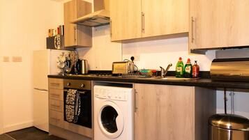 Huoneisto, 1 keskisuuri parisänky ja vuodesohva | Yksityinen keittiö | Jääkaappi, mikroaaltouuni, uuni, liesi