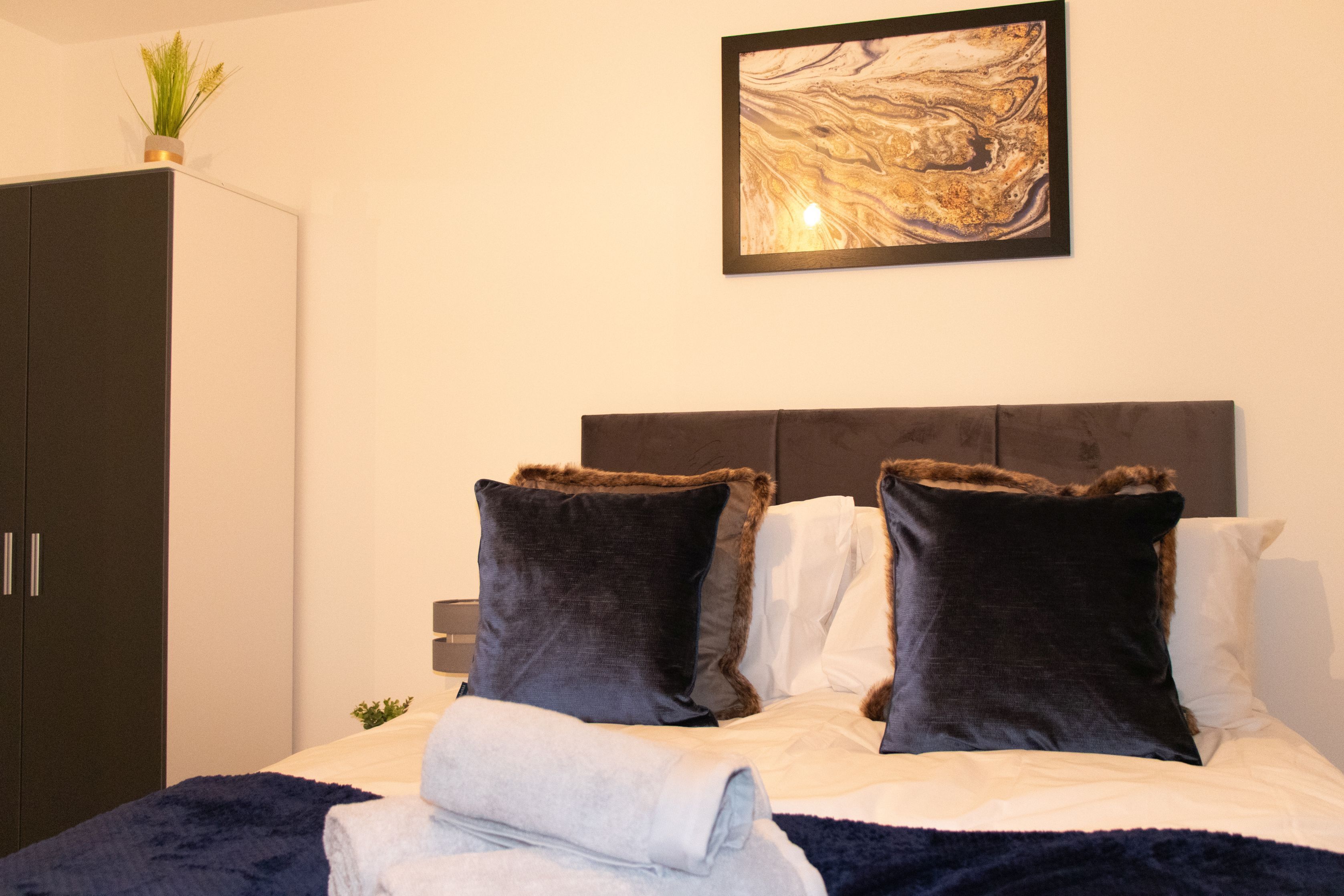 1 غرفة نوم ومكواة/لوح كي وواي فاي مجانًا وملاءات أسرّة