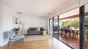 Smart TV - Brooklyn Beach Abode Walk to the beach (Safety Beach)