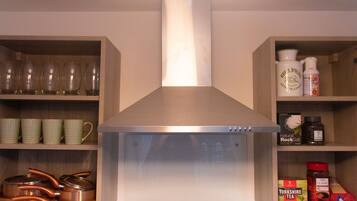 Apartment, Multiple Beds | Private kitchen | Fridge, microwave, oven, stovetop