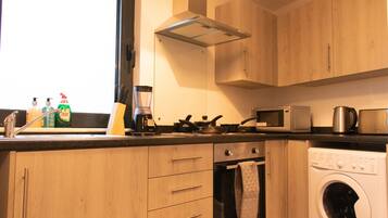 Huoneisto, useita sänkyjä | Yksityinen keittiö | Jääkaappi, mikroaaltouuni, uuni, liesi