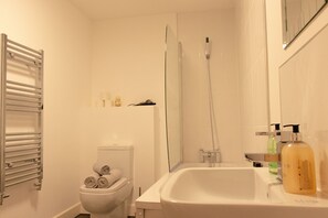 Apartment, Mehrere Betten | Badezimmer