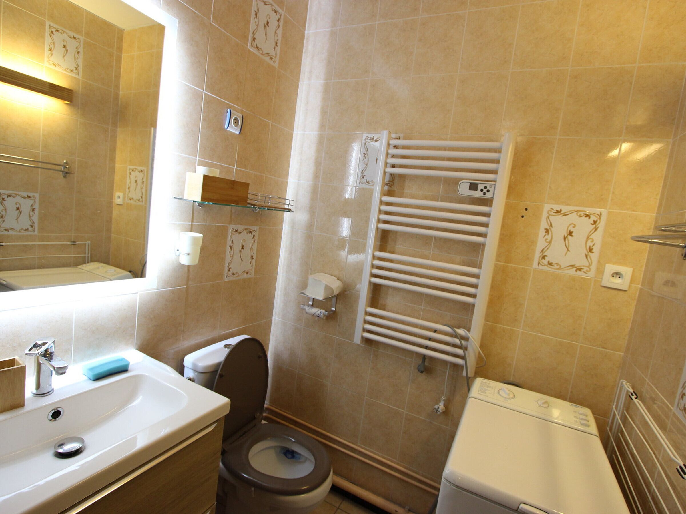 Ein Badezimmer mit Waschbecken, Toilette und Handtuchhalter.