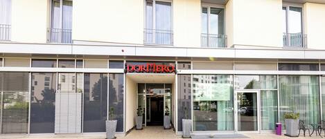 Un edificio moderno con escaparate que dice 'DORMERO'.