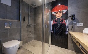 Hair dryer, towels, soap, shampoo - DORMERO Hotel Freiburg (Freiburg im Breisgau)
