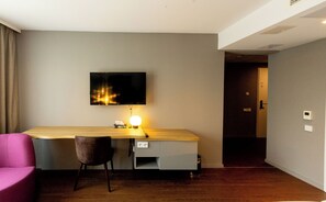Free minibar, in-room safe, desk, soundproofing - DORMERO Hotel Freiburg (Freiburg im Breisgau)