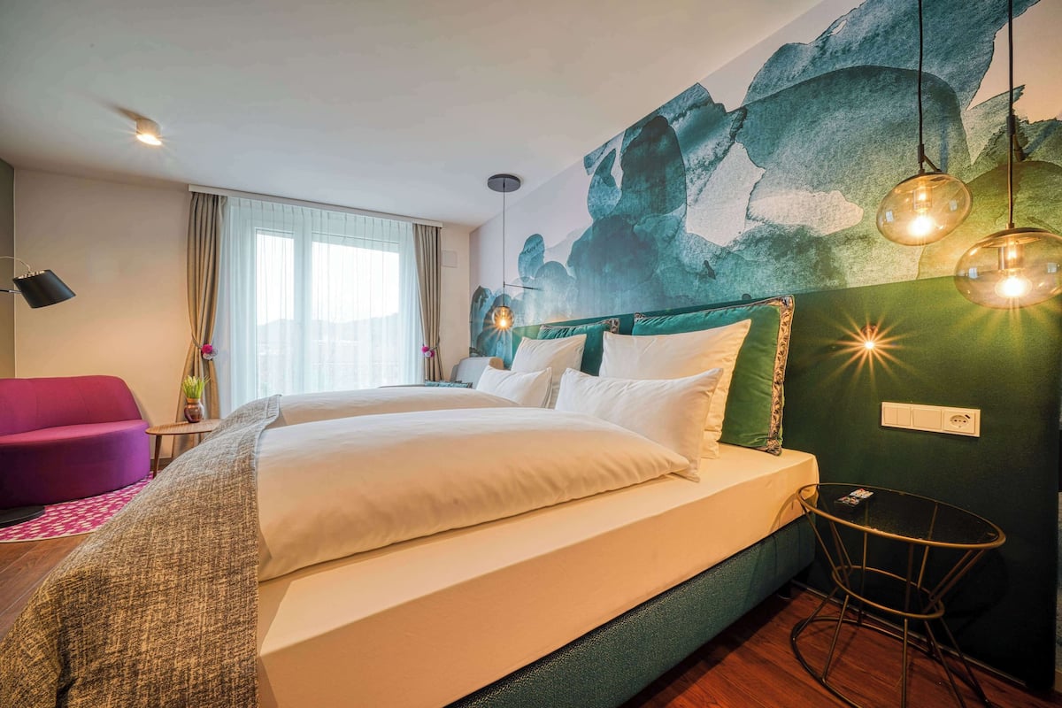 standard room, 1 double bed | minibar, in-room safe, desk, soundproofing
