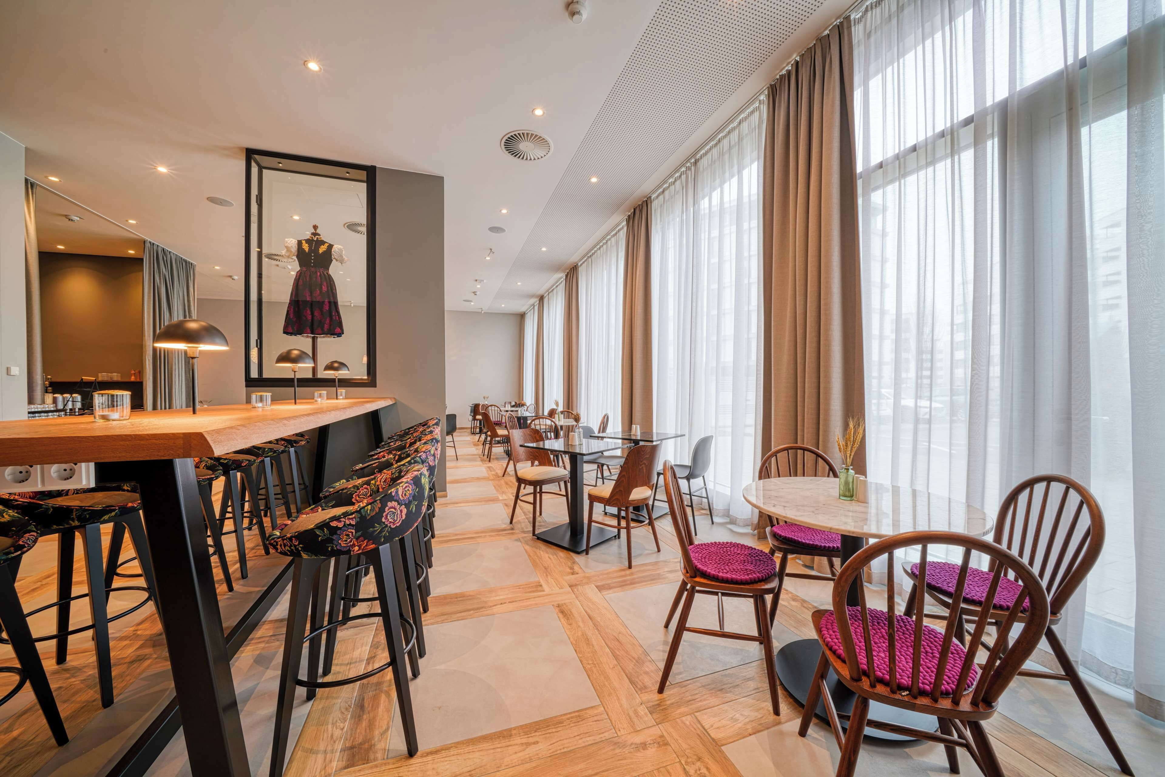 Desayuno buffet diario (EUR 22.90 por persona)