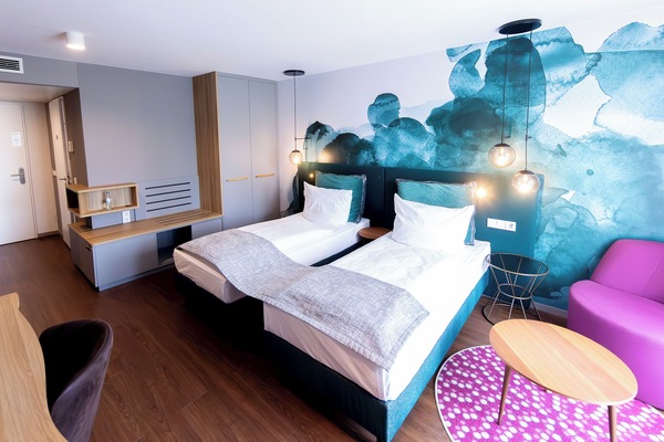 Twin Room | Minibar (free items), in-room safe, desk, soundproofing