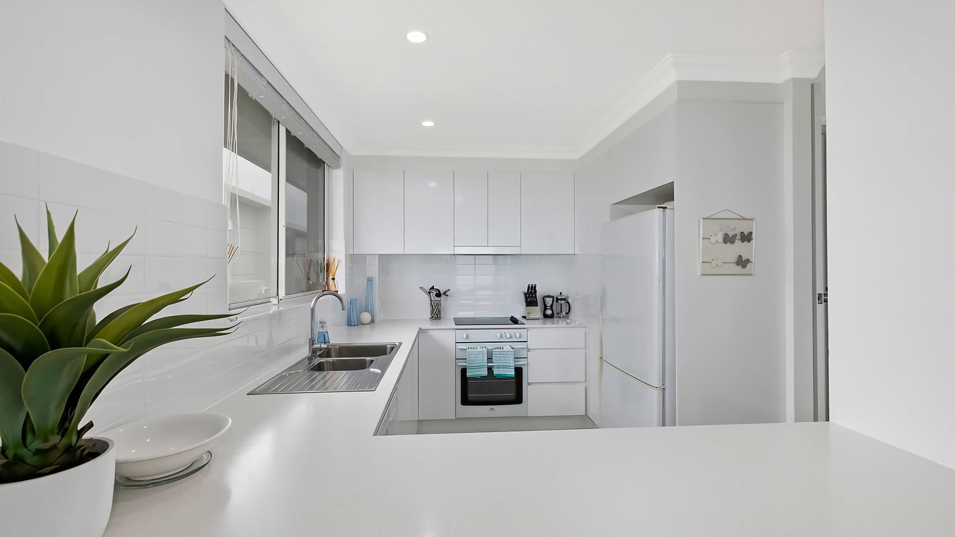 Réfrigérateur, four à micro-ondes, un four, lave-vaisselle