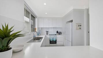 Réfrigérateur, four à micro-ondes, un four, lave-vaisselle