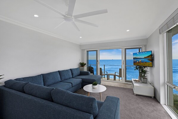 Living area - Regency Court - Waterviews (The Entrance North)