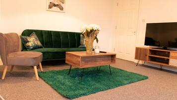 Apartment, Multiple Beds | Living room | 30-inch TV with cable channels