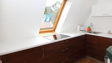 Basic Apartment | Private kitchen | High chair