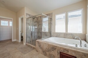 Combined shower/bathtub, jetted bath, hair dryer, towels