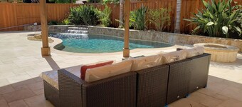 Tesla EV Charger Solar heated Pool & Hot Tub Near UC Davis, Med Center, Airport