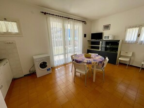 Dining - Feel at home in our house with garden (Porto Santa Margherita)