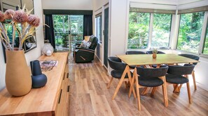 Dining - THE POACHED PEAR : Bright (Bright)