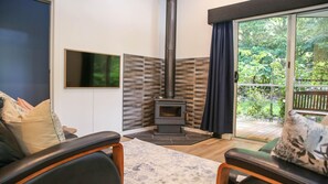 Smart TV, fireplace - THE POACHED PEAR : Bright (Bright)