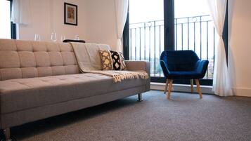 Huoneisto, useita sänkyjä | Olohuone | 30–tuumainen televisio, jossa kaapelikanavat