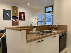 Kühlschrank, Mikrowelle, Ofen, Herdplatte