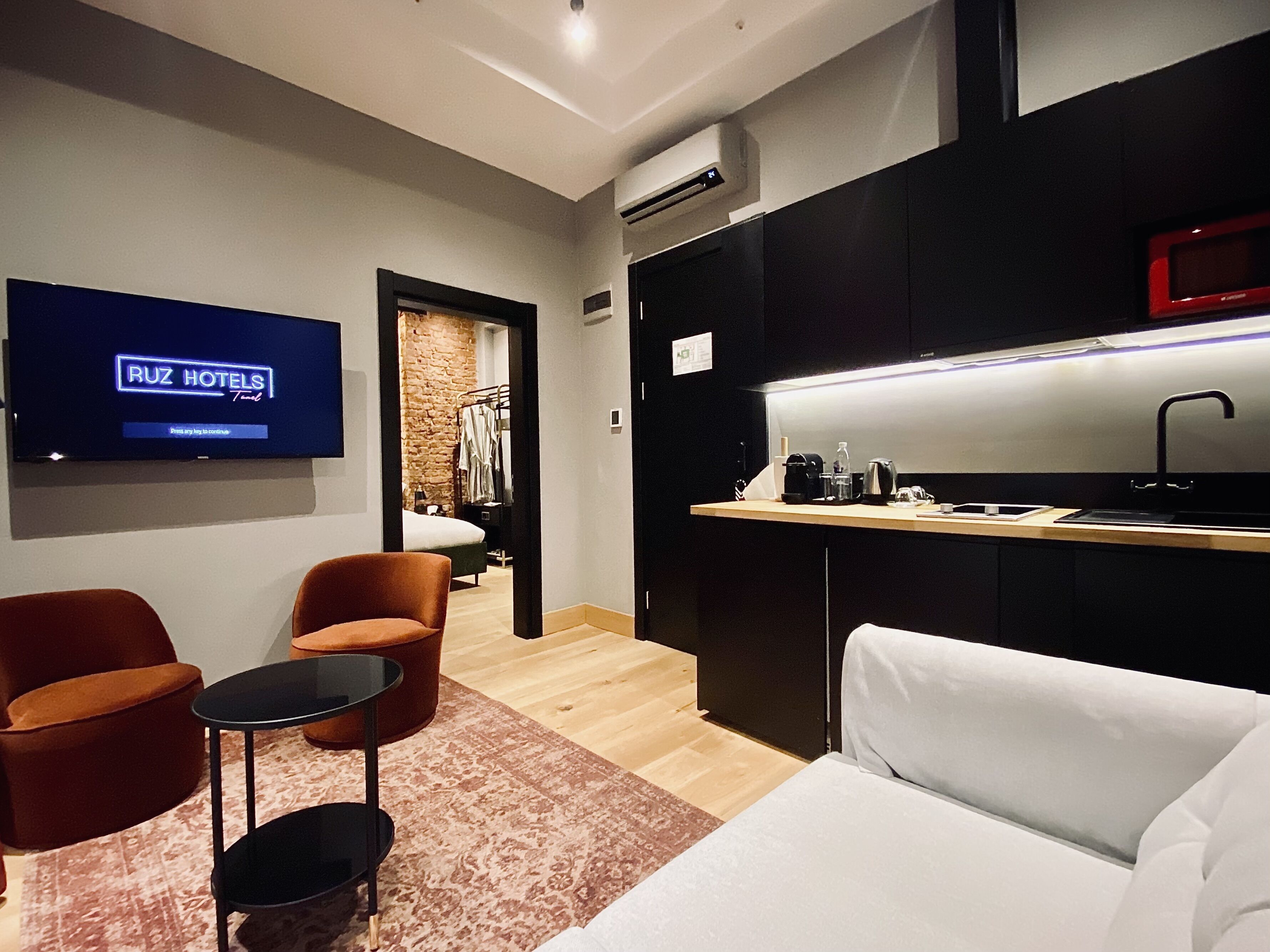 Suite Room Courtyard View | 迷你吧贈品、房內夾萬、書桌、手提電腦工作空間