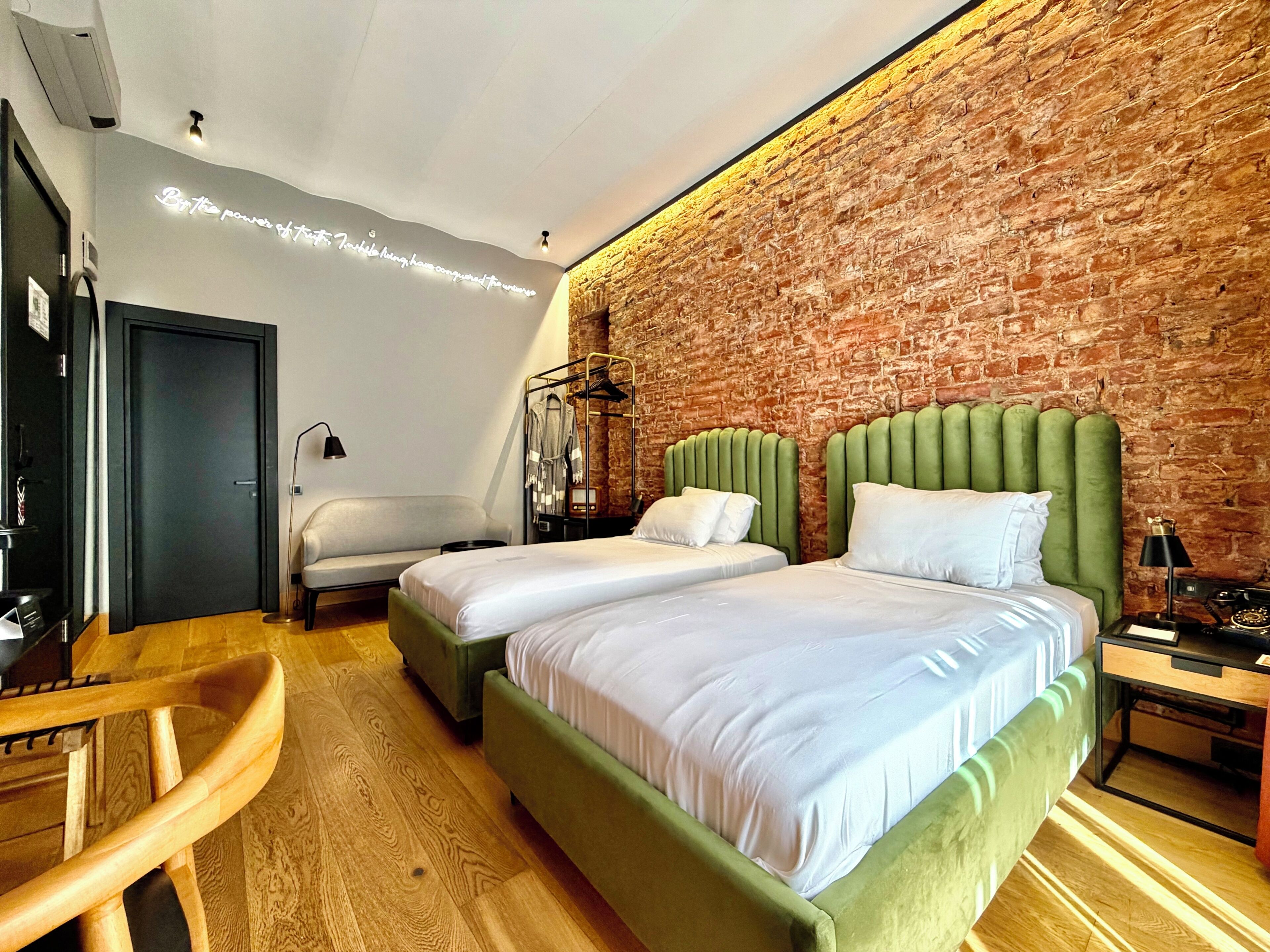 Superior Twin Room Street View | Een gratis minibar, een kluis op de kamer, een bureau