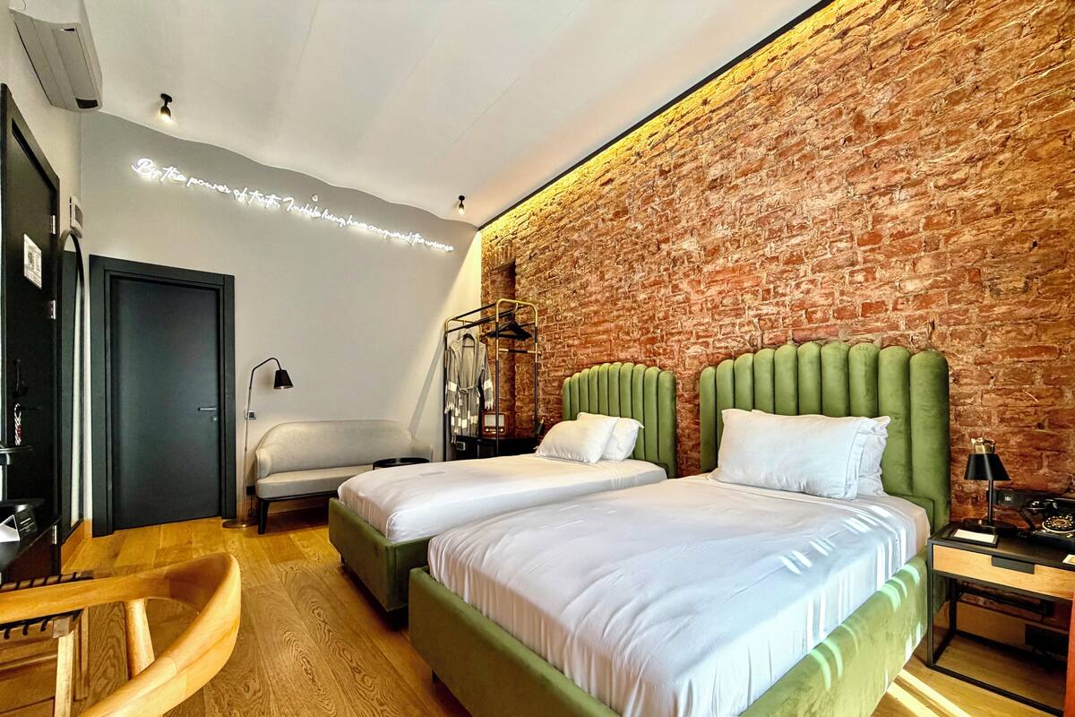 Superior Twin Room Street View | Frigobar (abastecido com itens grátis), cofres nos quartos, escrivaninha