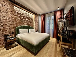 迷你吧（备有免费物品）、客房内保险箱、办公桌、笔记本电脑工作区